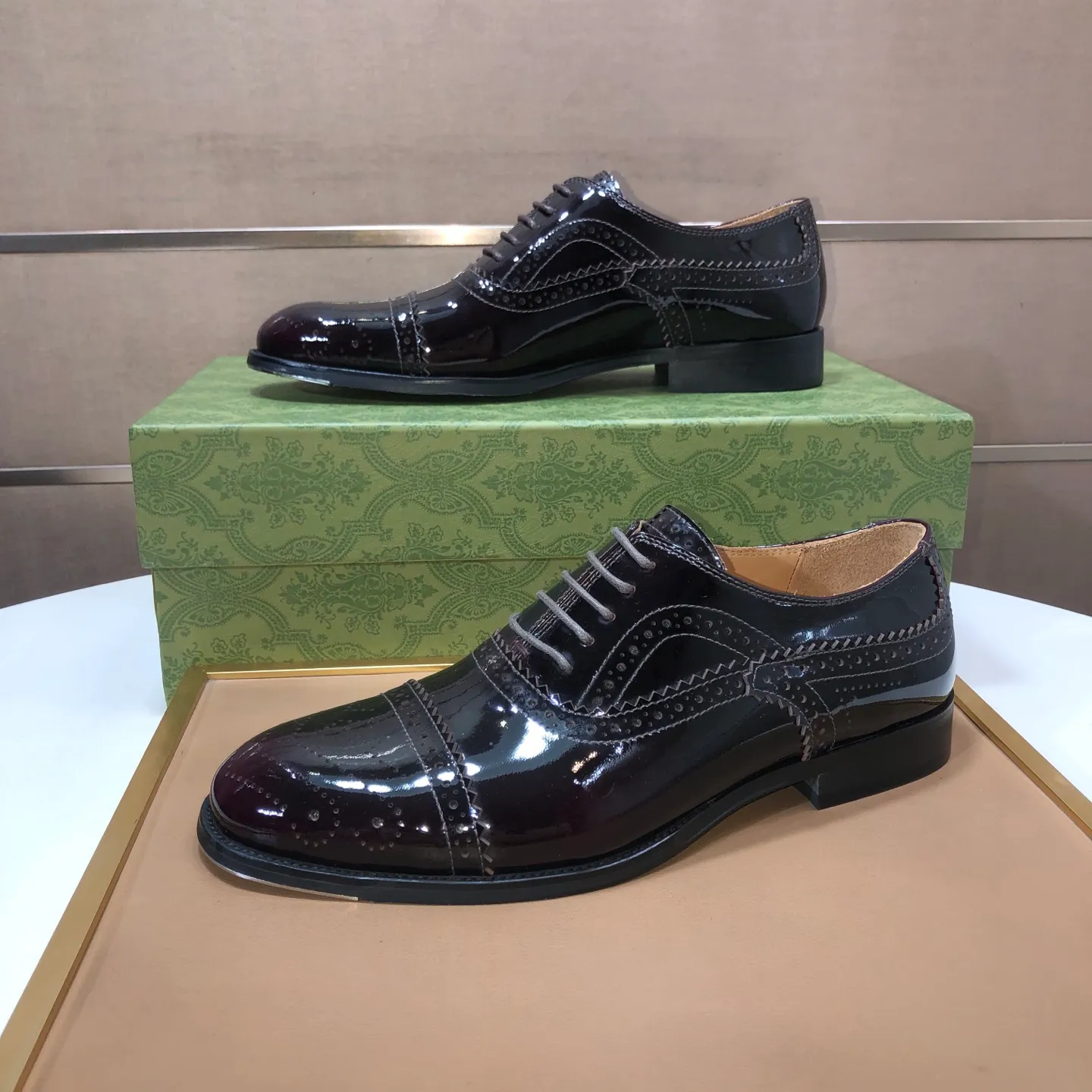 Men's shoes 💰660💰 Brand: GUCCI (Gucci) Standard code: Men's size 38/44 (45/46 can be customized) Grade: Same as the official website Original quality Material: Original cowhide Water-dyed cowhide lining Original rubber outsole Style category: Men's fashionable casual leather shoes Distinguished big-name luxury elements top luxury Color: Actual picture